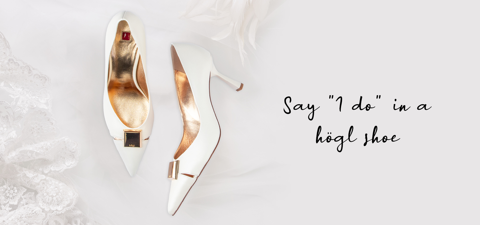 Klassische Brautschuhe &ndash; Wei&szlig;e Pumps mit goldenen Akzenten