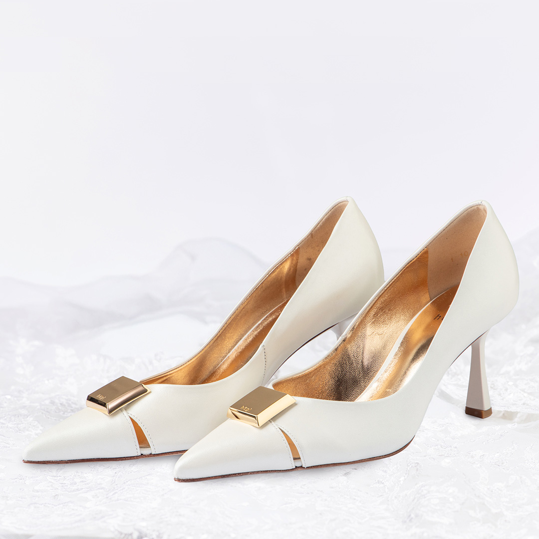 Elegante wei&szlig;e Brautschuhe &ndash; Pumps aus Leder f&uuml;r die Hochzeit