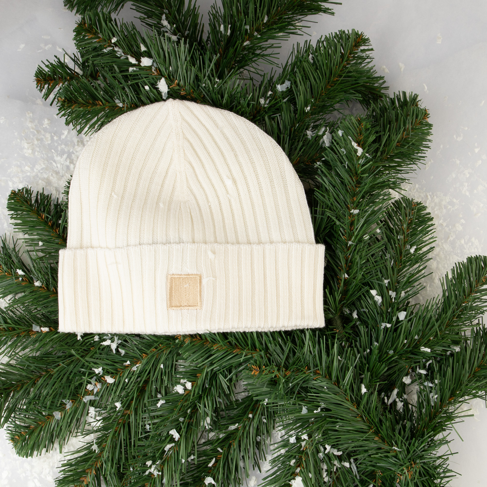 White winter hat – HÖGL gift guide inspiration for stylish Christmas presents